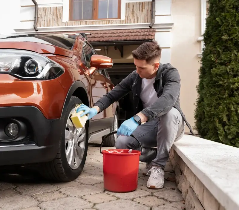 Lavage auto à domicile Le Rheu : professionnel intervenant sur un véhicule